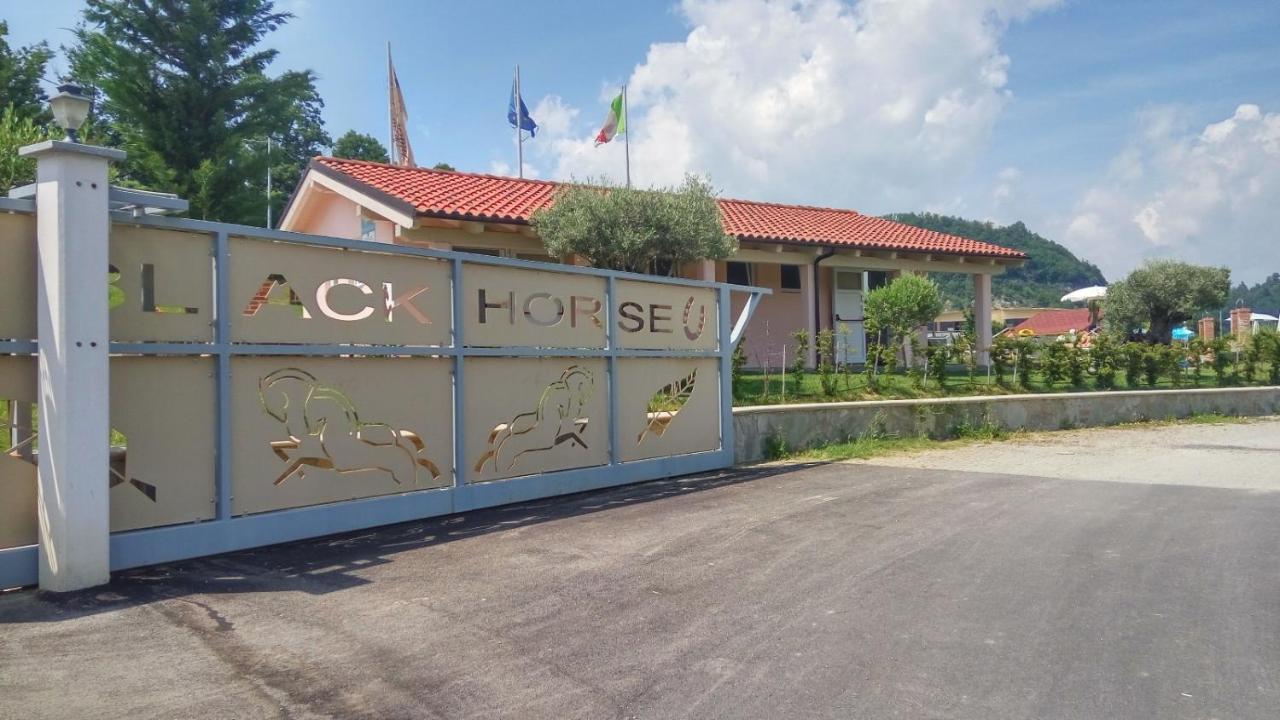 Relais Black Horse Millesimo Exterior foto